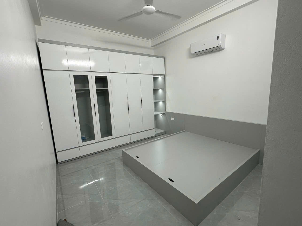 Bộ Giường Tủ Hiện Đại Cao 2m50 – Tone Ghi Sáng